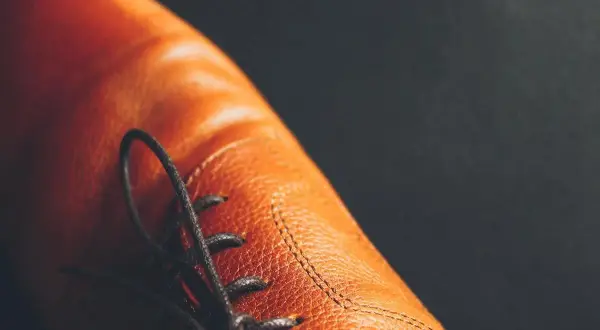Gros plan sur une chaussure en cuir marron, avec ses lacets noirs. Une question se pose : peut on teindre des chaussures en cuir pour changer leur couleur ?