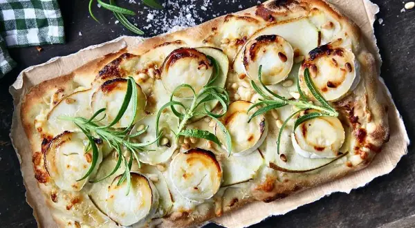 En läcker pinsa med chevre, tunna potatisskivor och rosmarin. Perfekt för en mysig kväll.