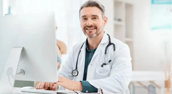 Urolog gdzie najszybciej? Znajdź pomoc w 24h: NFZ, prywatnie, SOR