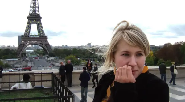 En tjej njuter av utsikten över Paris från Eiffeltornet.