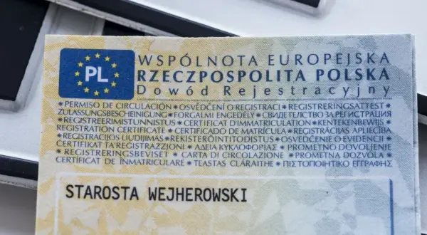 Zgubiony dowód rejestracyjny? Na zdjęciu fragment dokumentu z pieczątką "Starosta Wejherowski".