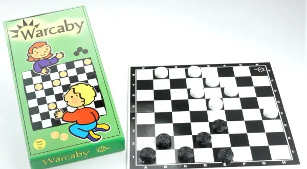 Pudełko z grą Warcaby i plansza z pionkami. Poznaj zasady i dowiedz się, jak wygrać w warcaby!