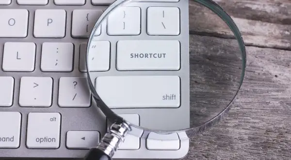 Szukając, co nacisnąć na klawiaturze żeby wydrukować, lupa wskazuje klawisz "SHORTCUT".
