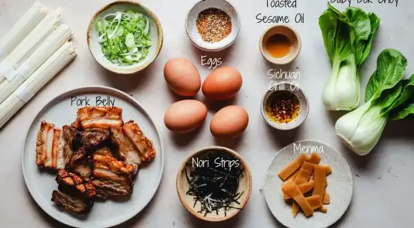 Składniki do przygotowania pysznego ramen: makaron, jajka, boczek, zielona cebulka, pak choi, menma, nori, oleje i przyprawy.