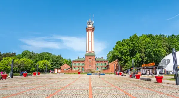 Latarnia morska w Niechorzu, plac z fontanną i pawilonami. Wspaniałe niechorze atrakcje dla każdego.
