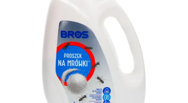 Biały pojemnik z czerwonym zamknięciem, zawierający proszek na mrówki BROS. Etykieta z rysunkami mrówek i napisem "Proszek na mrówki".
