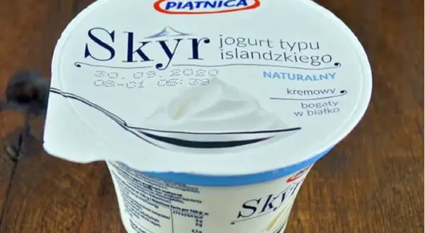 Jogurt typu islandzkiego Skyr naturalny, kremowy, bogaty w białko. Czy skyr jest zdrowy? Tak, to świetny wybór!