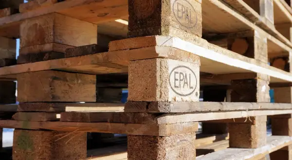 Struktura z drewnianych palet EPAL, gotowa do budowy podestu.