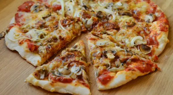 Pieczarki na pizzę: Smażyć czy surowe? Uniknij mokrego ciasta!