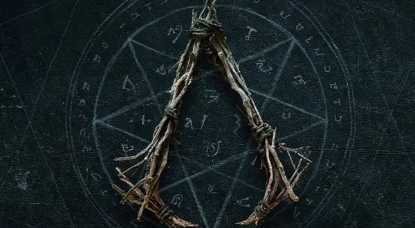 Ein Sternenkreis mit Runen und ein aus Zweigen gefertigtes Symbol, das an das Logo von Assassin's Creed neu erinnert.