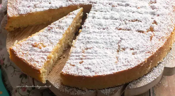 Una deliziosa torta di riso, soffice e spolverata di zucchero a velo, pronta per essere gustata.