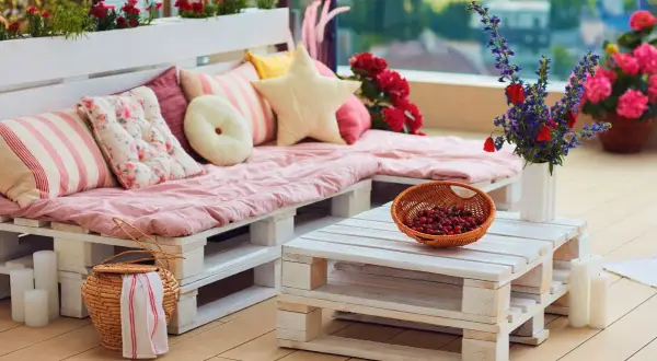 Zbuduj narożnik z palet na taras: Poradnik DIY od A do Z