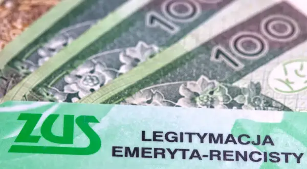 Legitymacja emeryta-rencisty ZUS i banknoty 100 zł. Dokument uprawniający do zniżek na przejazd PKP.