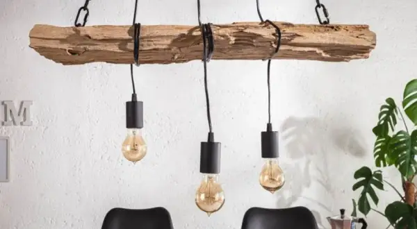 Oryginalny pomysł na lampę z drewna, wiszącą na łańcuchach, z trzema żarówkami w stylu retro.
