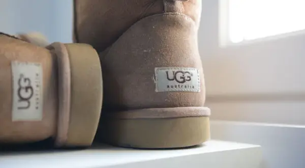 Ciepłe, brązowe buty UGG, idealne na zimowe dni. Miękkie i wygodne, zapewniają komfort.