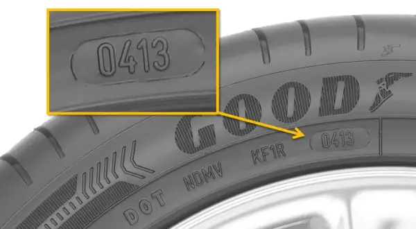 Zbliżenie na kod DOT opony Goodyear z datą produkcji 0413.