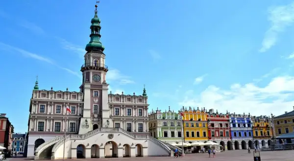 Kolorowe kamienice i ratusz na Rynku w Zamościu, jednym z najpiękniejszych miast w Polsce.