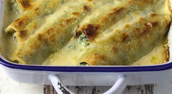 Überbackene Cannelloni mit Spinat und cremiger Käsesauce, goldbraun gebacken. Ein Genuss!