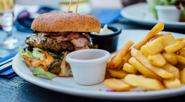 Jak jeść burgera bez bałaganu? Poznaj sekrety eksperta!
