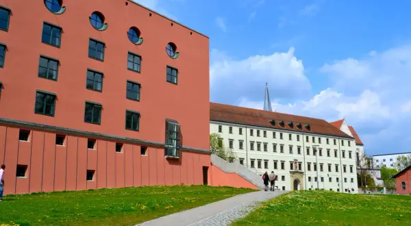 Moderne und historische Gebäude in Passau, wo man vielseitig studieren kann.