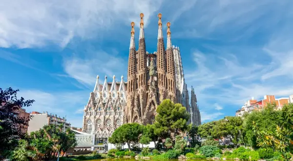 Majestatyczna Sagrada Familia w Barcelonie, z jej unikalną architekturą i zielonym otoczeniem, to miejsce pełne ciekawostek.