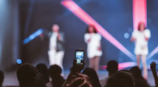 Koncert polskiej gwiazdy pop. Czy warto kupić bilet VIP? Widownia nagrywa występ telefonem.