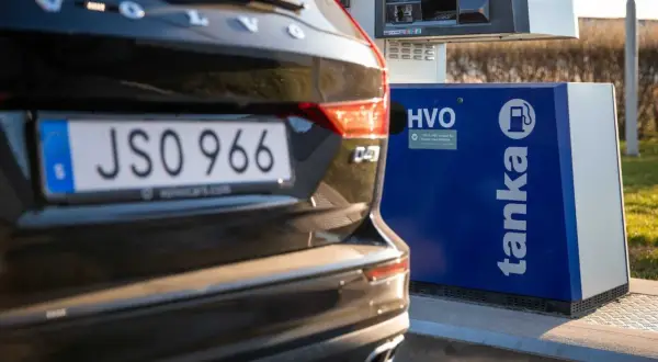 En mörk Volvo står vid en HVO-pump. Bilen har registreringsskylten JSO 966.