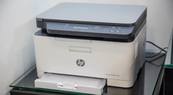 Drukarka HP Color Laser MFP 178nw. Dowiedz się, jak połączyć drukarkę z wifi, by drukować bezprzewodowo.