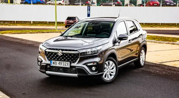 Szary Suzuki S-Cross na drodze. Wiele osób szuka **suzuki s-cross opinie** przed zakupem, a ten model wygląda obiecująco.