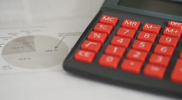Calcolatrice e grafico a torta con percentuali, utili per analizzare il numero di turnover.