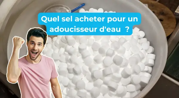 Un homme joyeux montre un seau rempli de pastilles de sel régénérant, expliquant à quoi sert le sel régénérant pour adoucir l'eau.