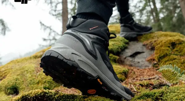Buty trekkingowe 4F z technologią PrimaLoft zapewniają ciepło i komfort podczas wędrówki po leśnym, omszałym terenie.