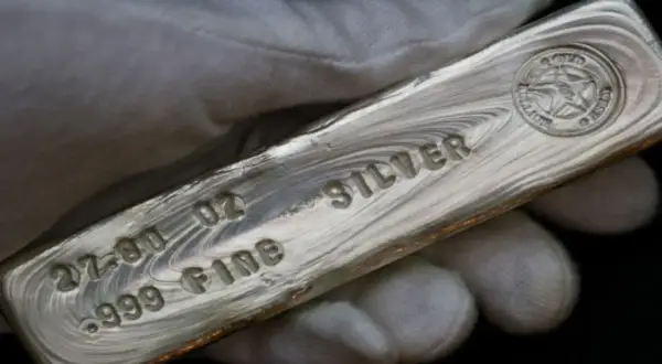 Barra d'argento con incisioni: "27.00 OZ", "999 FINE SILVER". Utile per come riconoscere l'argento antico.