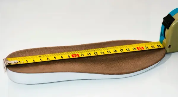 Miarka pokazuje, że wkładka ma 23 cm. Jaka długość wkładki odpowiada rozmiarowi 40?