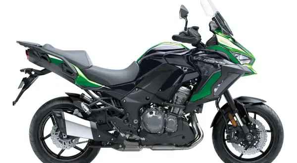 Kawasaki Versys 1000 wady: ciemnogranatowo-zielony motocykl turystyczny z czarnymi felgami i dużą szybą.