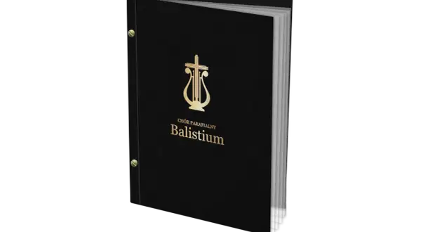 Elegancka, czarna teczka na nuty z chóru parafialnego Balistium. Złote logo z lirą i krzyżem.