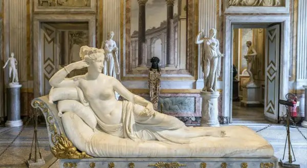 W Galleria Borghese, marmurowa Wenus odpoczywa na sofie, otoczona innymi rzeźbami i malowidłami.