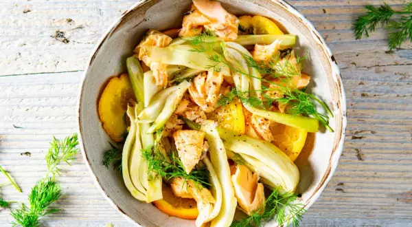 Schmackhafter Fenchel mit Fisch und Orangenscheiben, garniert mit Dill. Ein leichtes Gericht, das Frische und Aroma vereint.
