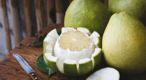 Ile kalorii ma pomelo? Zaskakujące fakty o jego kaloryczności