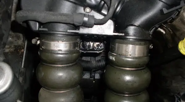 Détail du moteur avec durites gonflées, possible symptôme doseur d'air HS.
