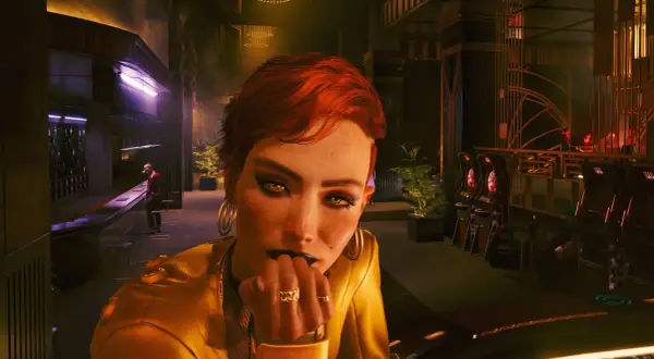 Kobieta w żółtej kurtce w neonowym klubie. Czy tyle zarobił Cyberpunk 2077?