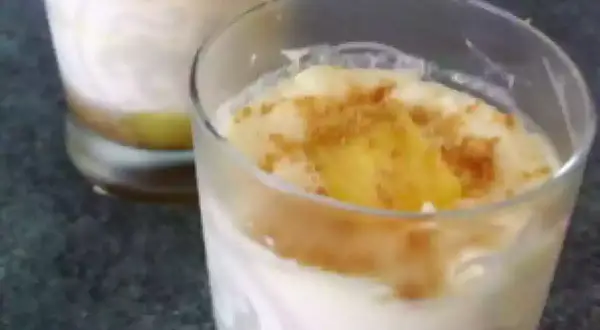 Délicieux dessert mirabelles mascarpone en verrine, garni de miettes croustillantes.