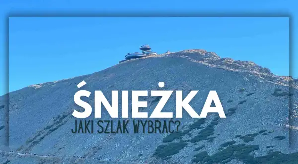Szlak niebieski na Śnieżkę, kamienista góra z budynkami na szczycie i turystami na ścieżce.