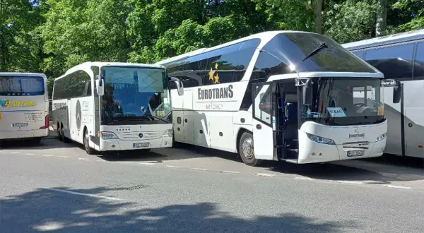 Autokary Eurotrans i Dantur stoją obok siebie. Wygodna toaleta w autokarze to podstawa długiej podróży.