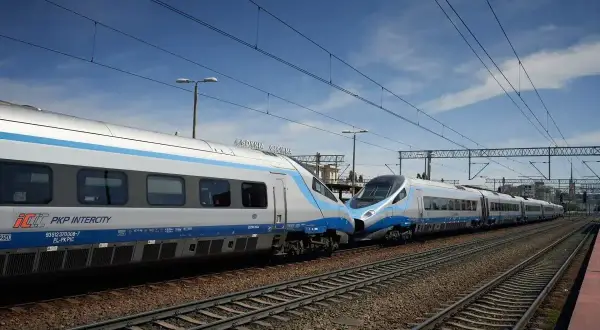 Dwa nowoczesne pociągi PKP Intercity stojące na torach. Zastanawiasz się nad pociąg warszawa - gdańsk cena?