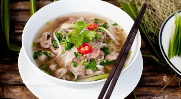 Aromaticzne pho z wołowiną, makaronem ryżowym, świeżą miętą i chili. Idealne na chłodny dzień.