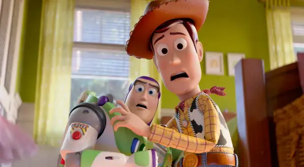 Woody i Buzz z "Toy Story" w kinowej przygodzie. Ich miny sugerują, że coś poszło nie tak w tej bajce z kina.