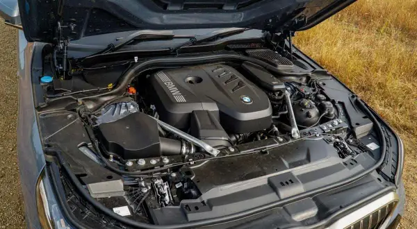 Silnik BMW F10 535i pod otwartą maską, gotowy do drogi.