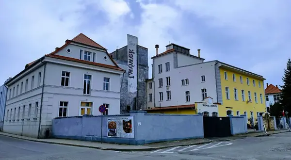 Browar Lwówek, gdzie warzone jest najstarsze piwo w Polsce. Budynki browaru z charakterystycznym banerem.