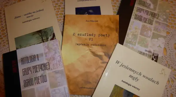 Książki z wierszami Ewy Pilipczuk i antologie poezji, w tym "Z szuflady poety VI" i "Antologia Grupy Poetyckiej Ogród Poetów".